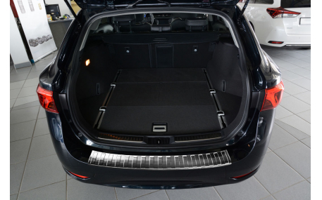 Накладка на задний бампер Toyota Avensis