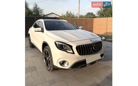 Решетка радиатора Mercedes GLA-class X156 2017-2020