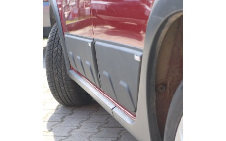 Молдинги дверей Renault Sandero