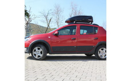 Молдинги дверей Renault Sandero