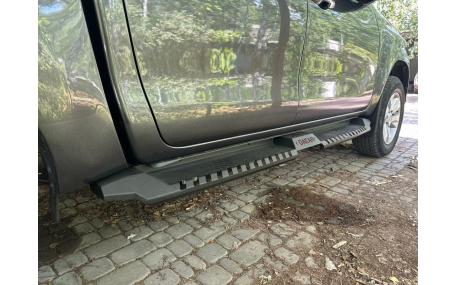Подножки Toyota Hilux
