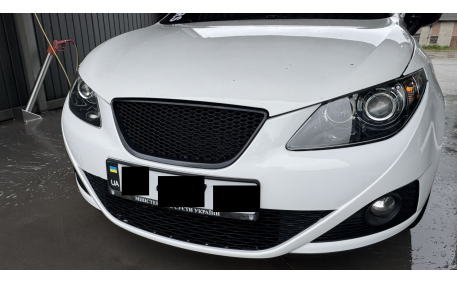 Решетка радиатора Seat Ibiza 2008-2012