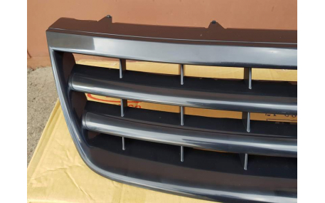 Решетка радиатора Volkswagen Touareg 2002-2006
