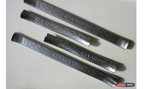 Накладки на пороги Toyota Camry V55