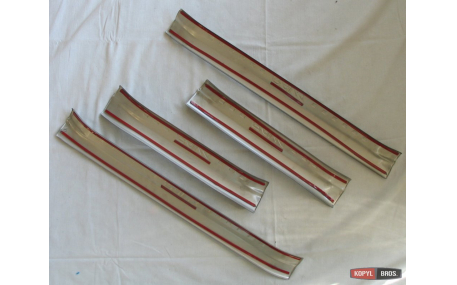 Накладки на пороги Toyota RAV4