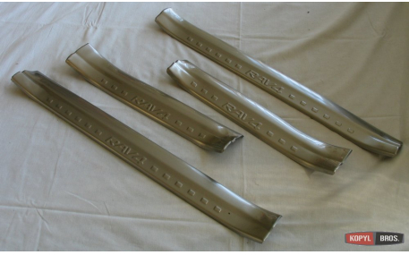 Накладки на пороги Toyota RAV4