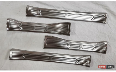 Накладки на пороги Toyota RAV4