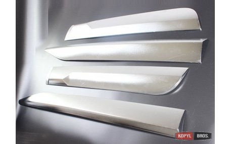 Молдинги дверей Toyota Hilux