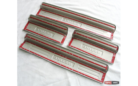 Накладки на пороги Mitsubishi L200