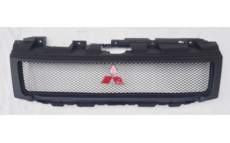 Решетка радиатора Mitsubishi Pajero 4