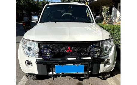 Решетка радиатора Mitsubishi Pajero 4
