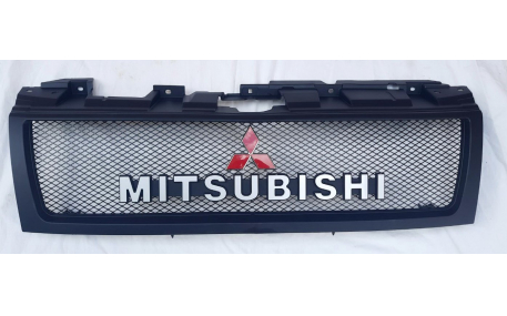 Решетка радиатора Mitsubishi Pajero 4