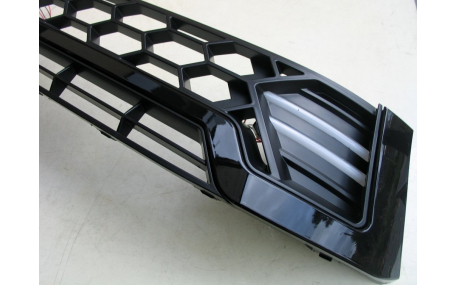 Решетка радиатора Toyota Hilux 2015-2017