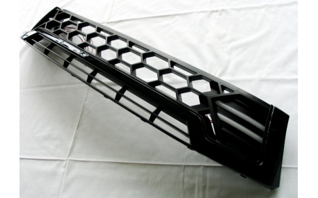 Решетка радиатора Toyota Hilux 2015-2017