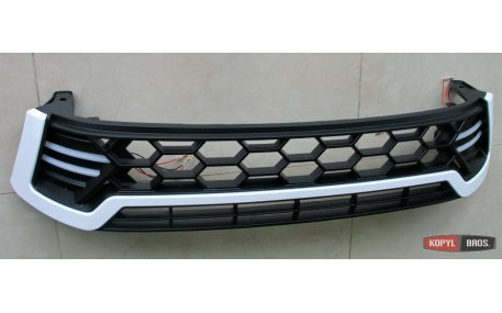 Решетка радиатора Toyota Hilux 2015-2017