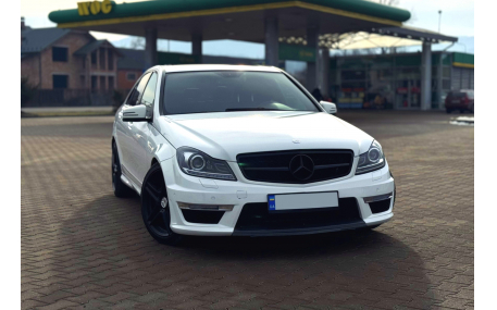 Решетка радиатора Mercedes C-class W204