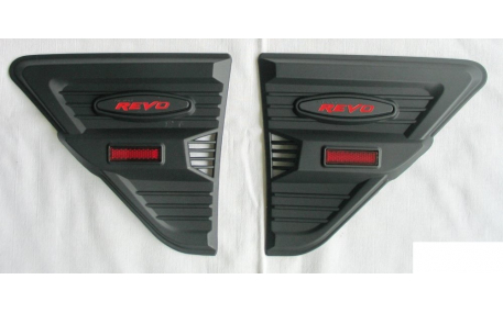 Вставки в крылья Toyota Hilux