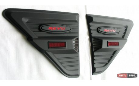 Вставки в крылья Toyota Hilux