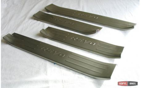 Накладки на пороги Toyota Hilux