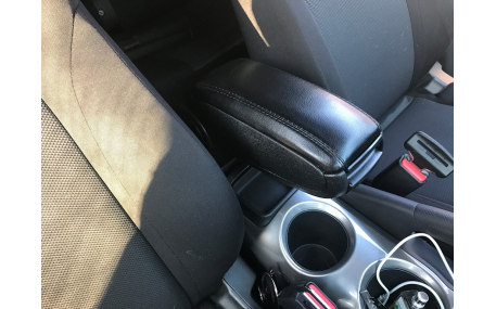 Подлокотник Nissan Juke